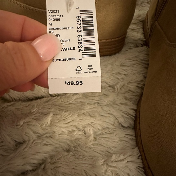 Children’s Place tan, faux suede boots, size 4. NWT - Picture 3 of 5